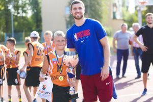 Черкаси: Баскетболіст-легенда відкрив спортивний майданчик
